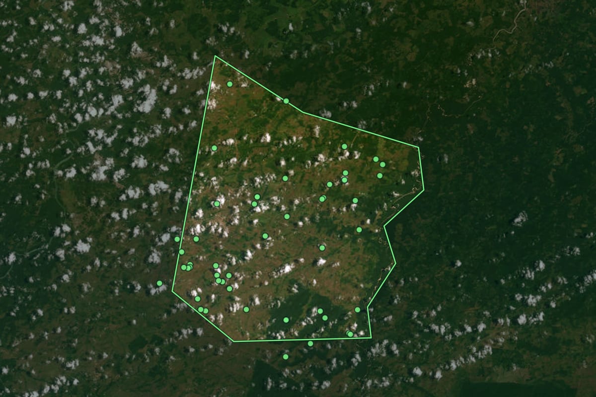 Imagem de satélite de Amapá do Maranhão (MA), com o contorno do município e a posição dos imóveis desta página.