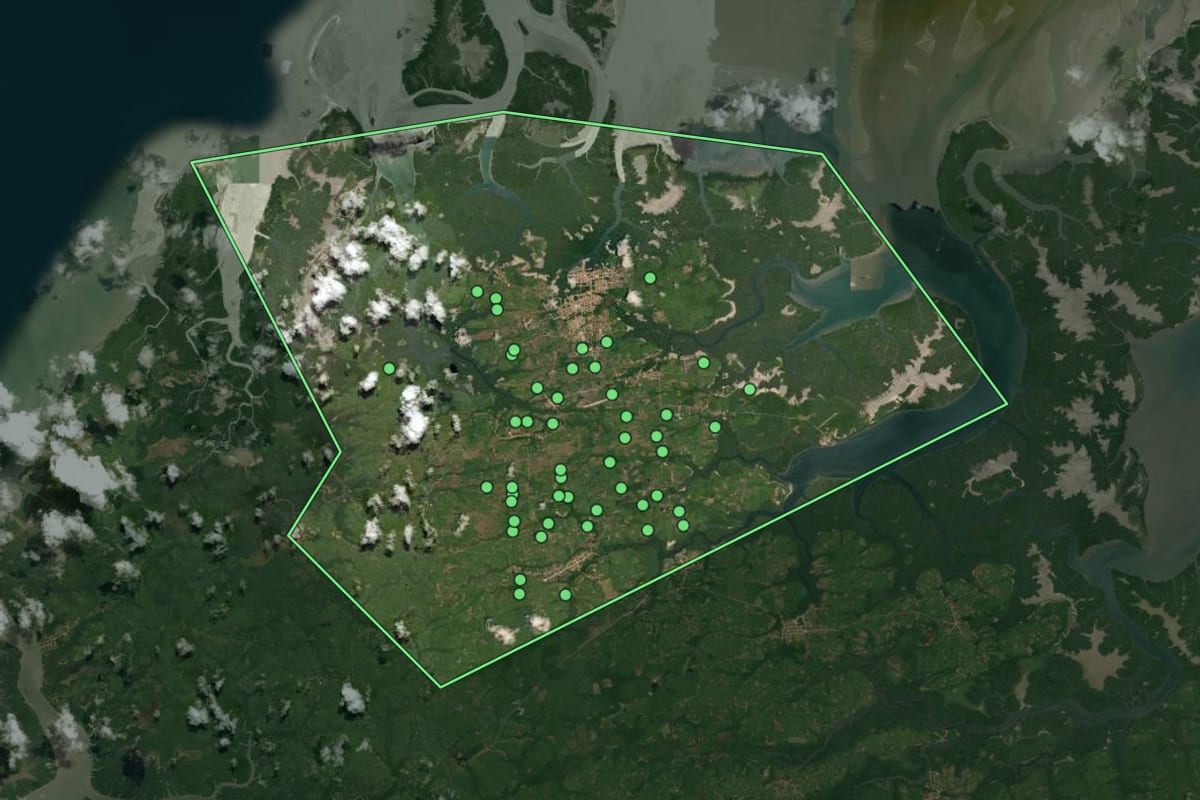 Imagem de satélite de Apicum-Açu (MA), com o contorno do município e a posição dos imóveis desta página.