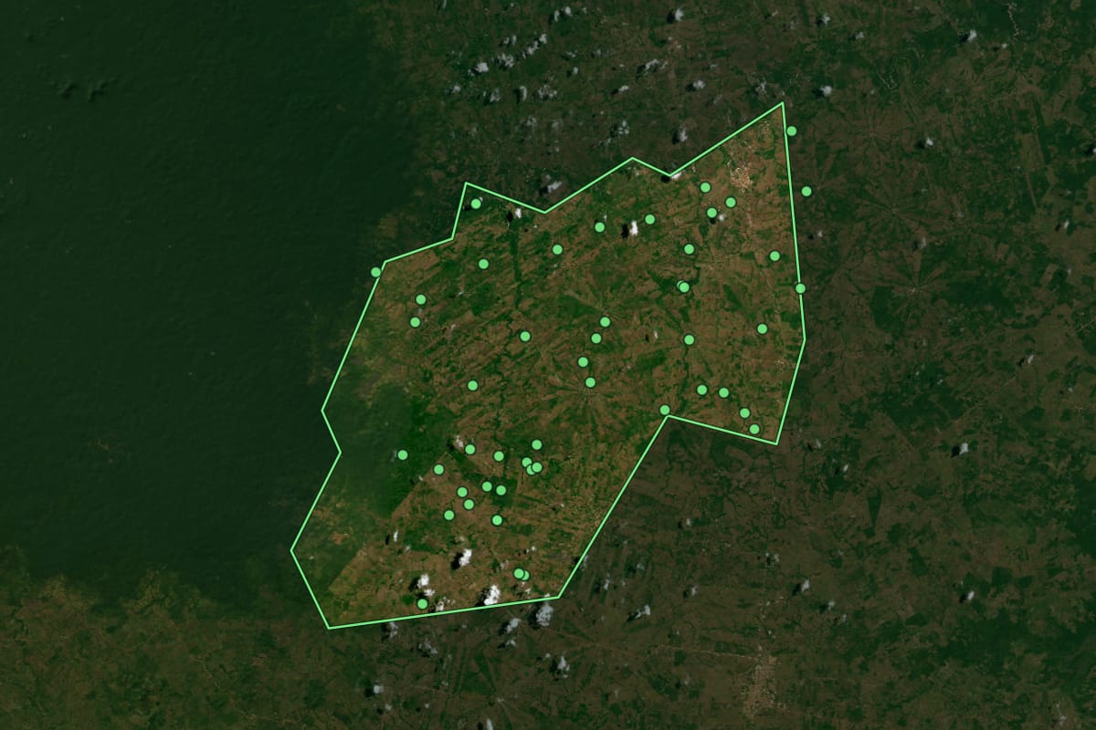 Imagem de satélite de Araguanã (MA), com o contorno do município e a posição dos imóveis desta página.