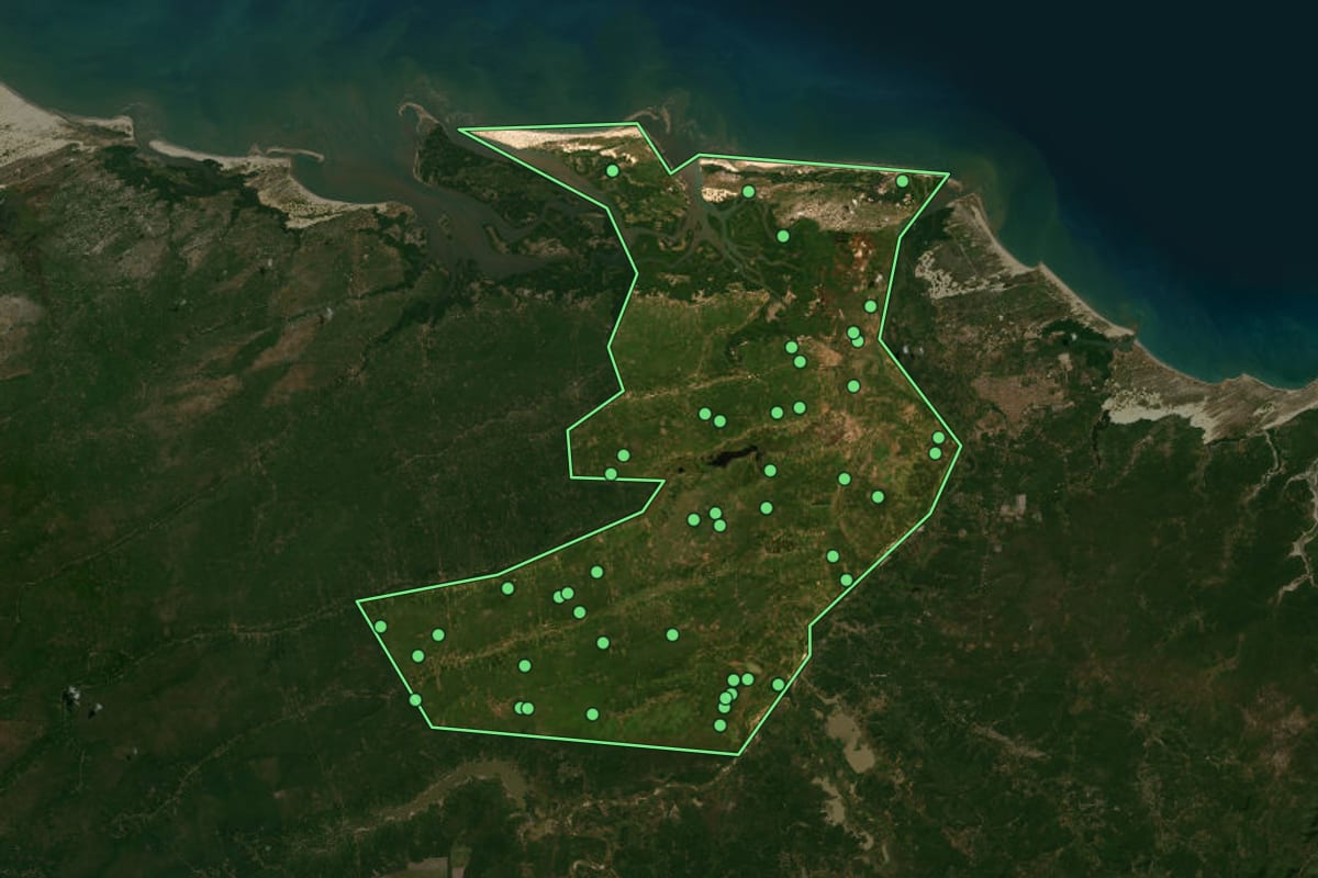 Imagem de satélite de Araioses (MA), com o contorno do município e a posição dos imóveis desta página.