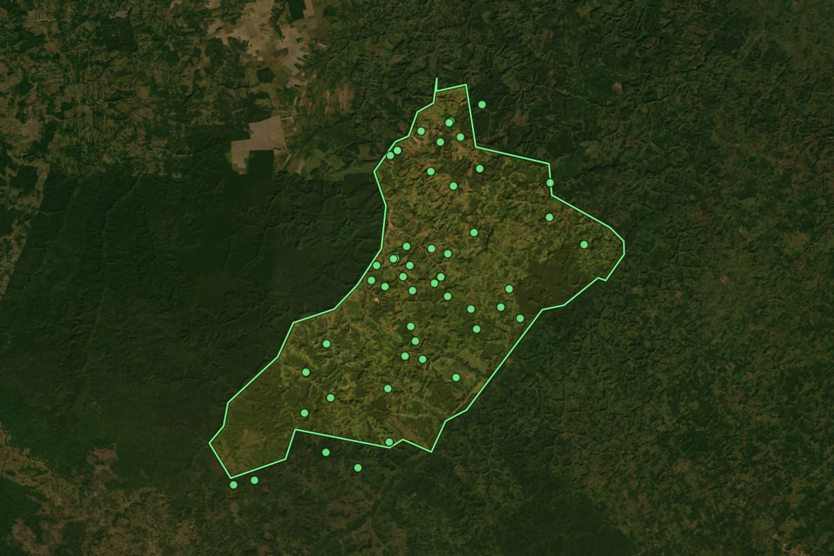 Imagem de satélite de Arame (MA), com o contorno do município e a posição dos imóveis desta página.