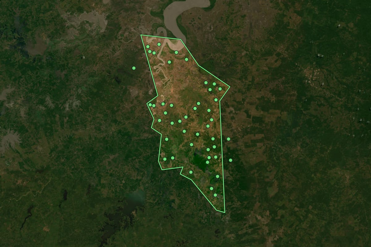 Imagem de satélite de Arari (MA), com o contorno do município e a posição dos imóveis desta página.
