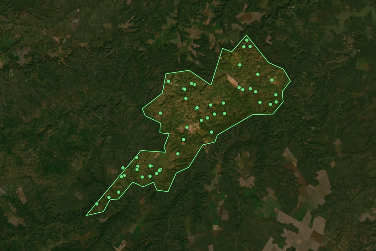 Imagem de satélite de Benedito Leite (MA), com o contorno do município e a posição dos imóveis desta página.