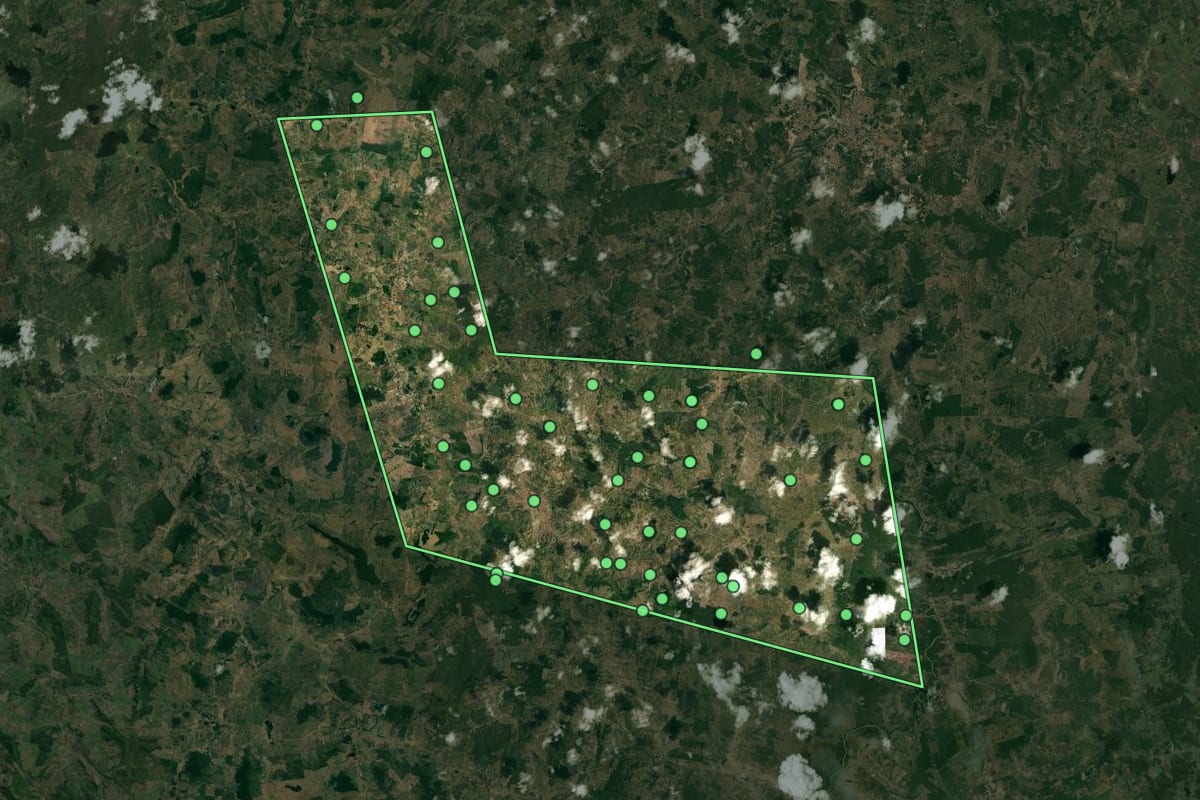 Imagem de satélite de Bernardo do Mearim (MA), com o contorno do município e a posição dos imóveis desta página.