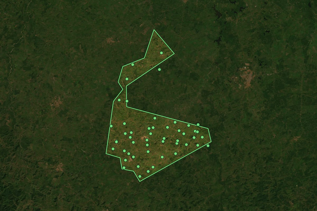 Imagem de satélite de Bom Lugar (MA), com o contorno do município e a posição dos imóveis desta página.
