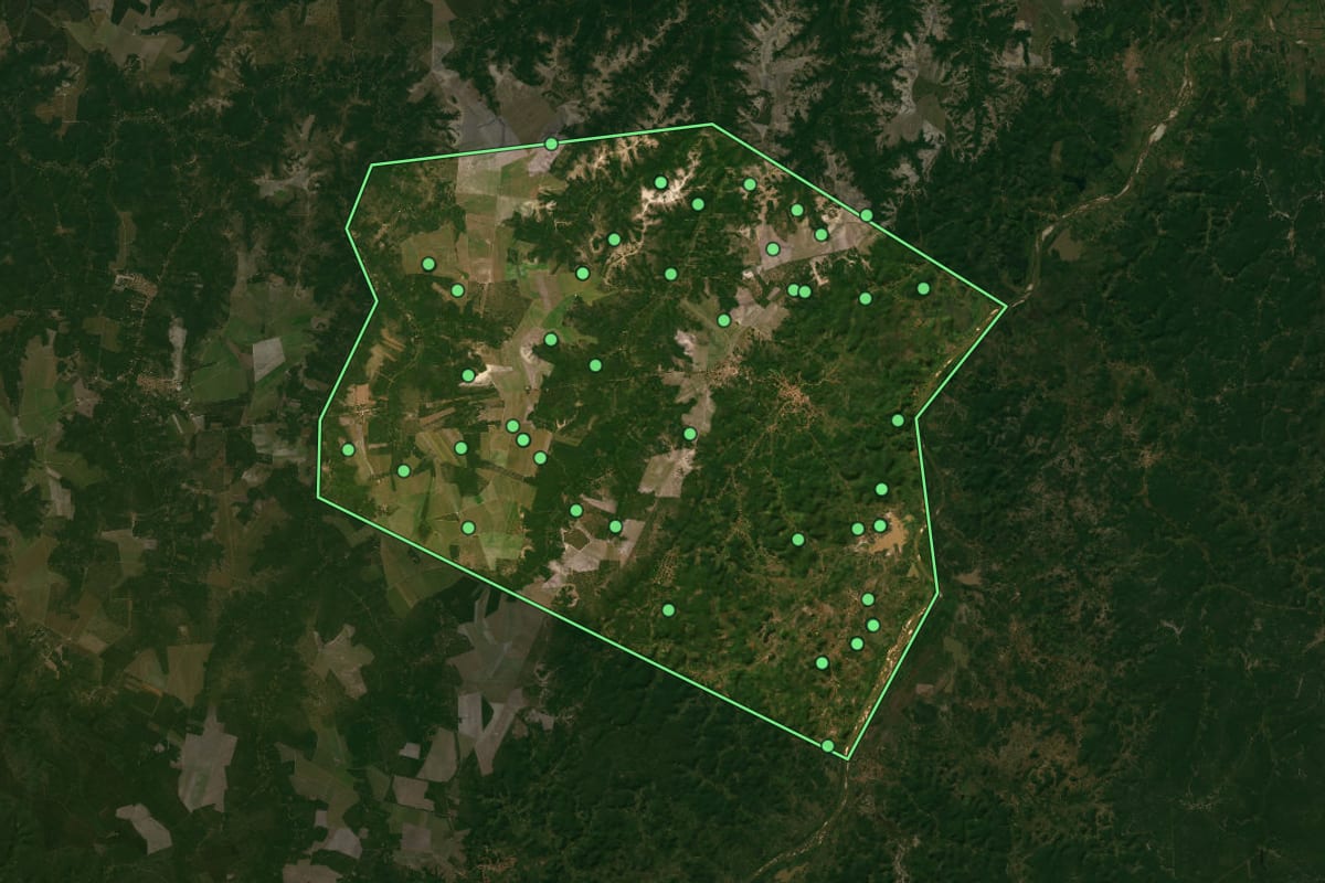 Imagem de satélite de Brejo (MA), com o contorno do município e a posição dos imóveis desta página.