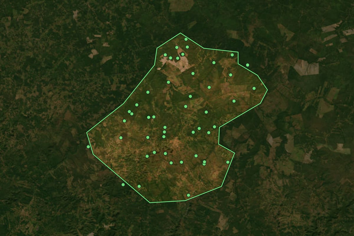 Imagem de satélite de Buriti Bravo (MA), com o contorno do município e a posição dos imóveis desta página.