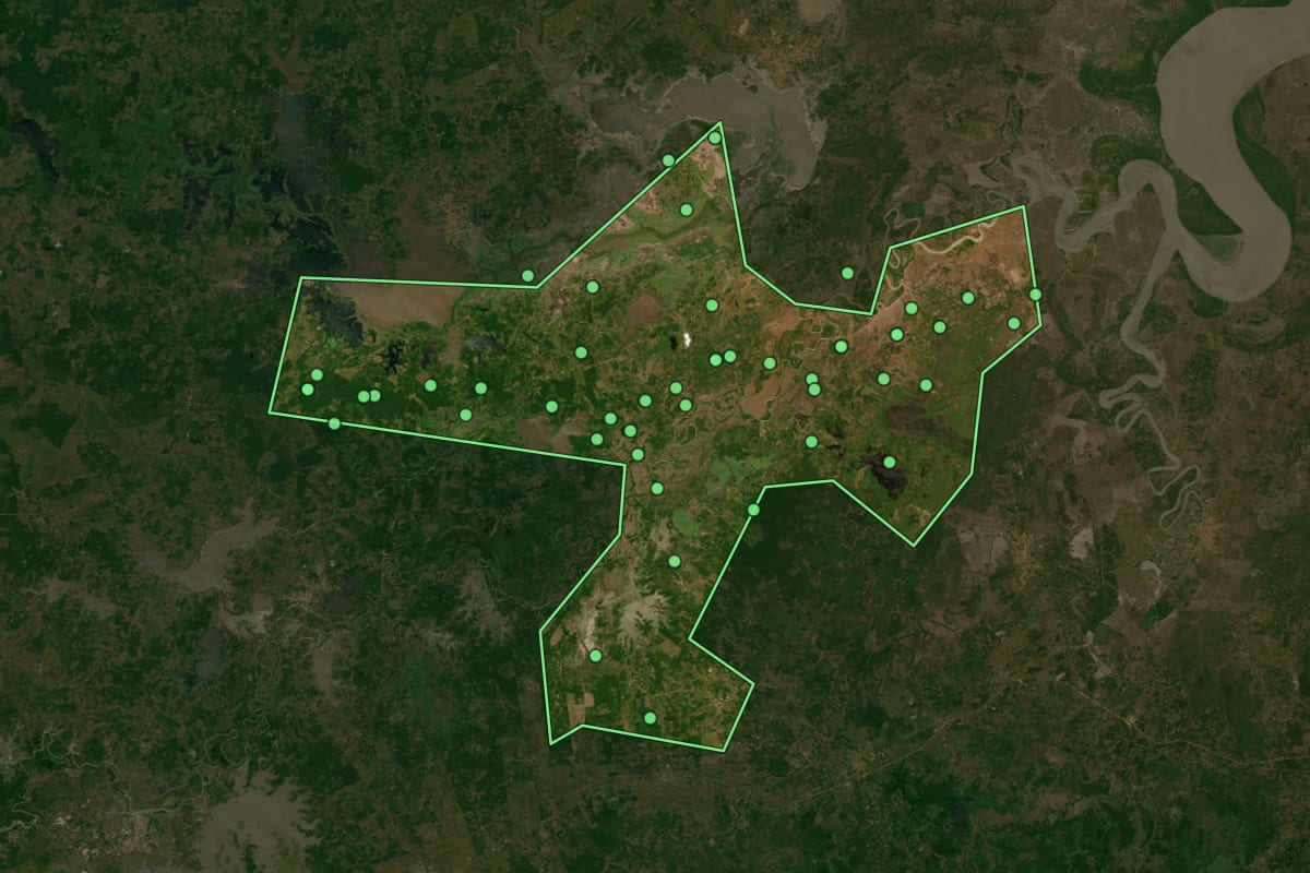 Imagem de satélite de Cajari (MA), com o contorno do município e a posição dos imóveis desta página.