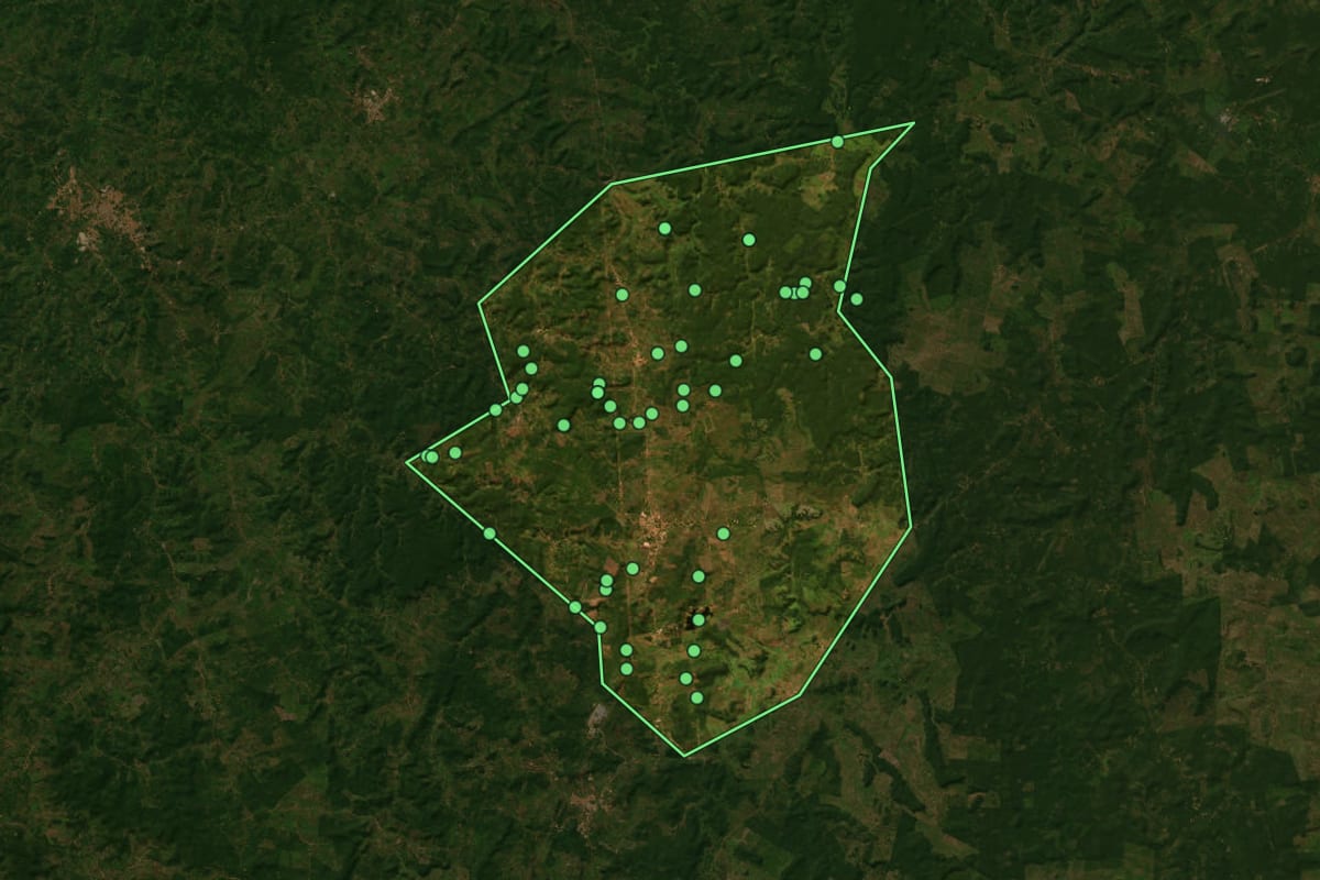 Imagem de satélite de Capinzal do Norte (MA), com o contorno do município e a posição dos imóveis desta página.