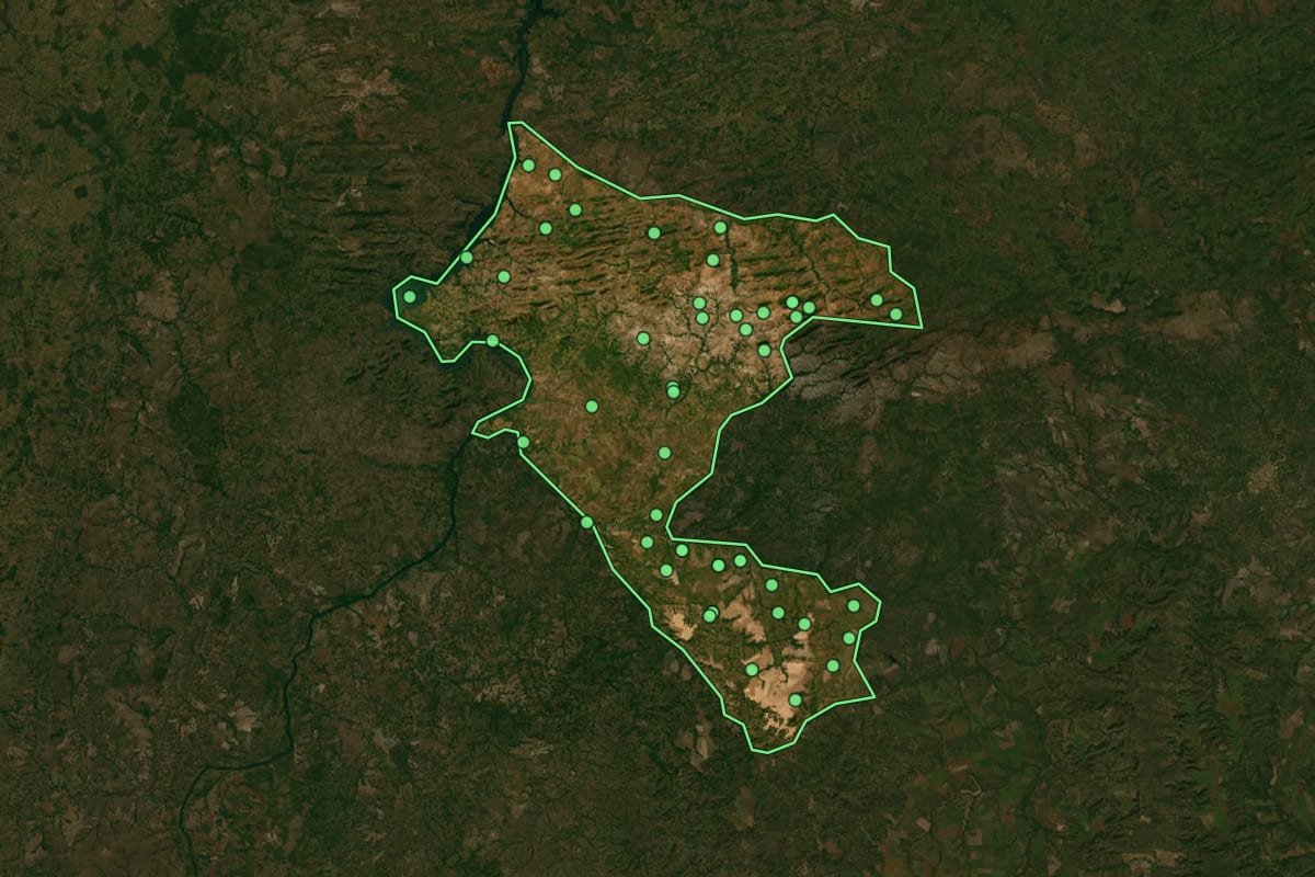 Imagem de satélite de Carolina (MA), com o contorno do município e a posição dos imóveis desta página.
