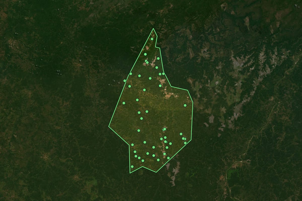 Imagem de satélite de Chapadinha (MA), com o contorno do município e a posição dos imóveis desta página.