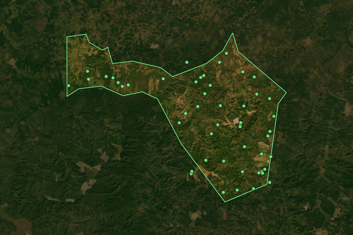 Imagem de satélite de Colinas (MA), com o contorno do município e a posição dos imóveis desta página.