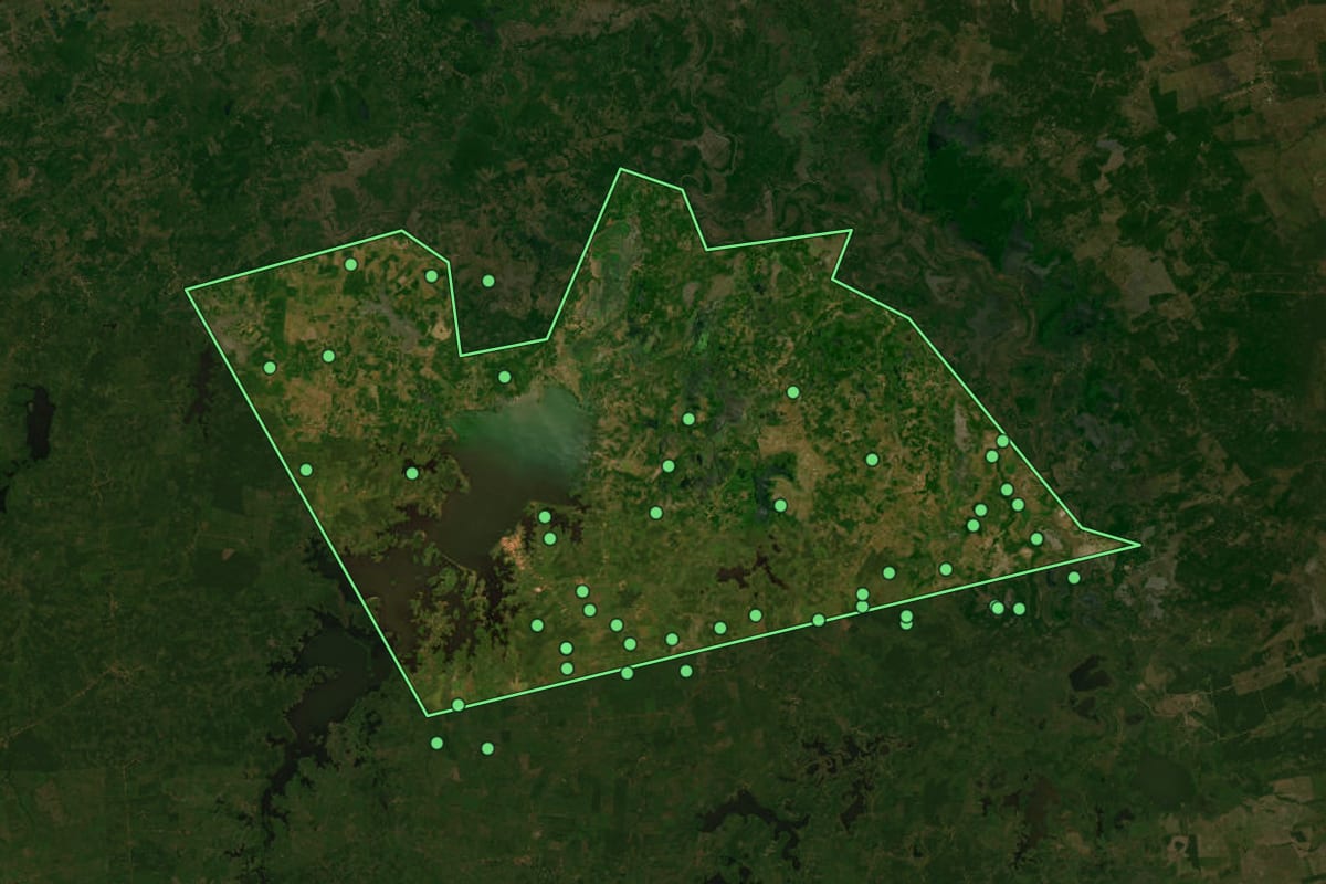 Imagem de satélite de Conceição do Lago-Açu (MA), com o contorno do município e a posição dos imóveis desta página.