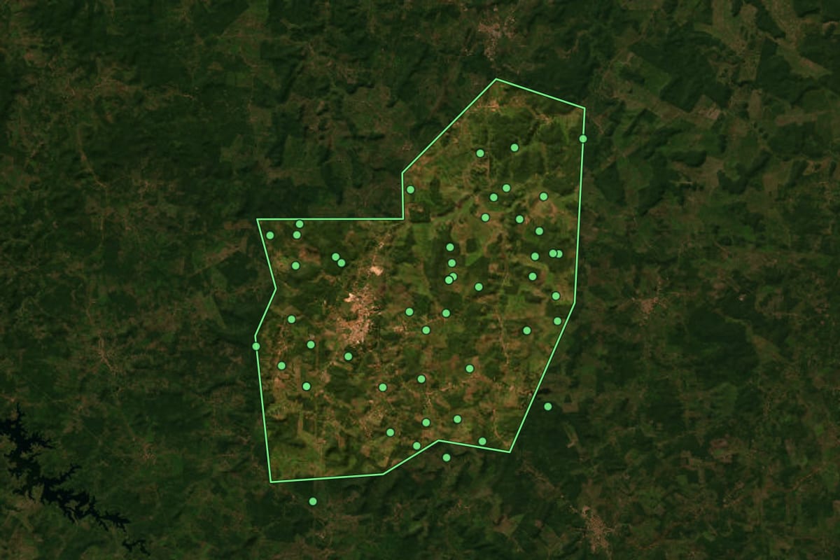 Imagem de satélite de Dom Pedro (MA), com o contorno do município e a posição dos imóveis desta página.