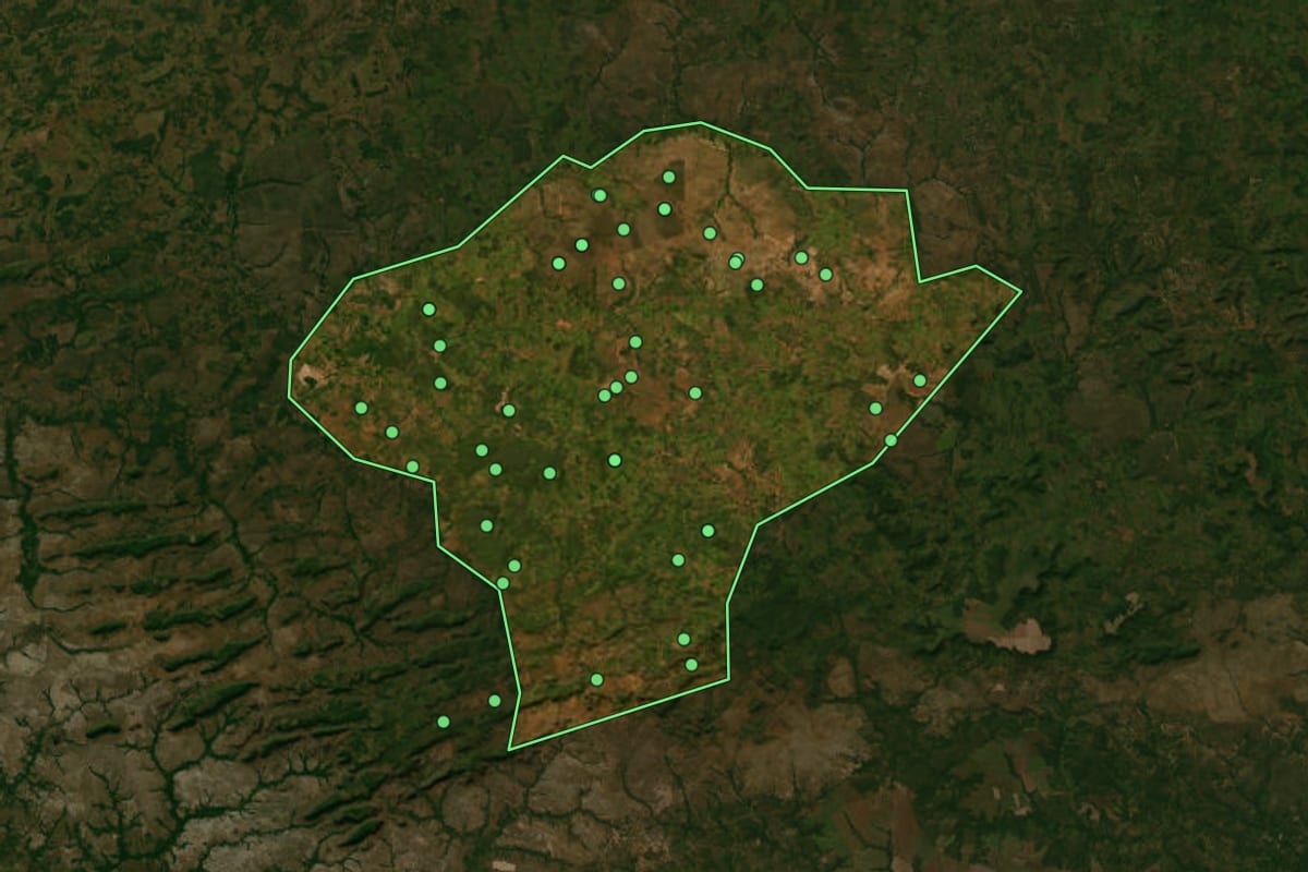Imagem de satélite de Feira Nova do Maranhão (MA), com o contorno do município e a posição dos imóveis desta página.