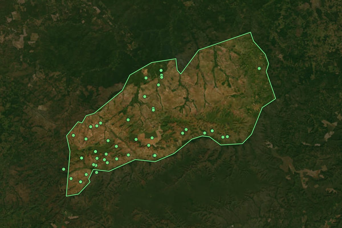 Imagem de satélite de Fernando Falcão (MA), com o contorno do município e a posição dos imóveis desta página.