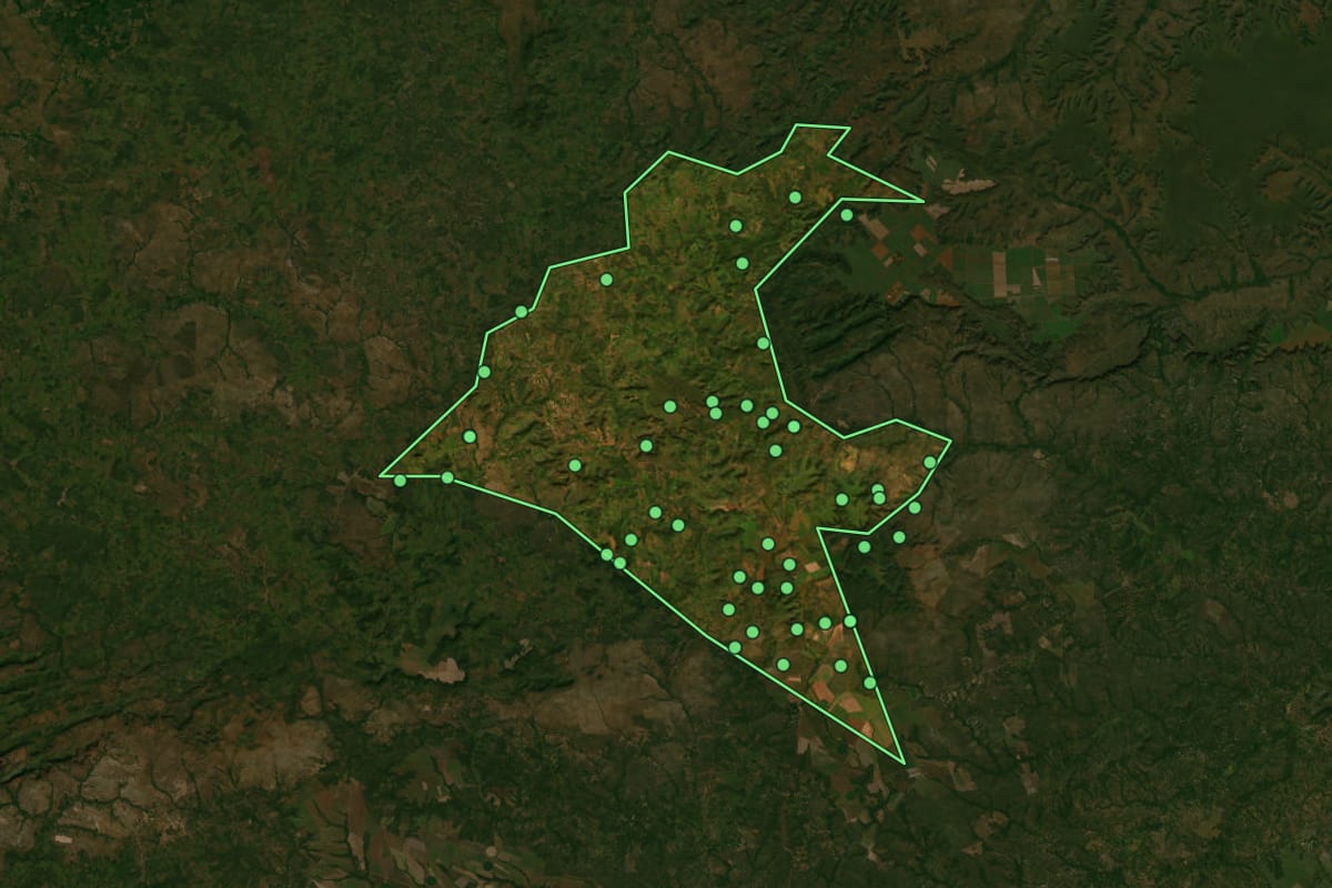 Imagem de satélite de Fortaleza dos Nogueiras (MA), com o contorno do município e a posição dos imóveis desta página.