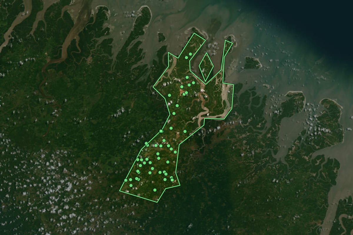 Imagem de satélite de Godofredo Viana (MA), com o contorno do município e a posição dos imóveis desta página.