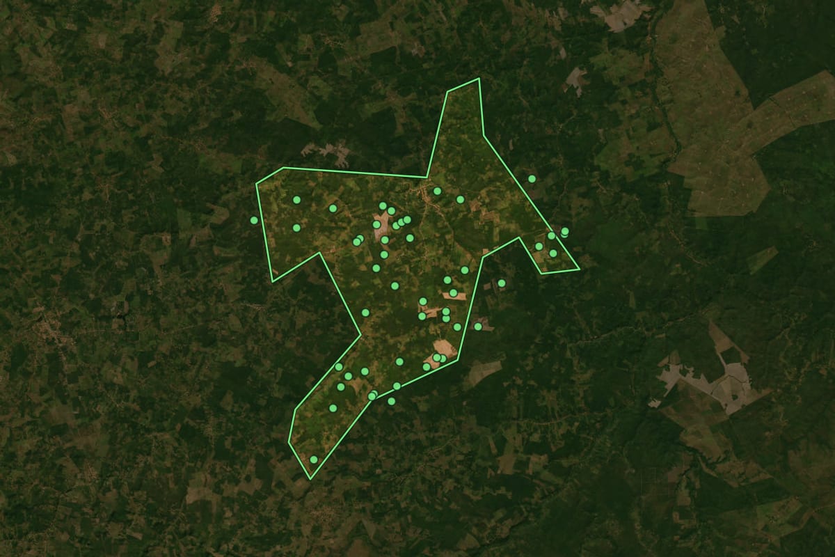 Imagem de satélite de Governador Luiz Rocha (MA), com o contorno do município e a posição dos imóveis desta página.