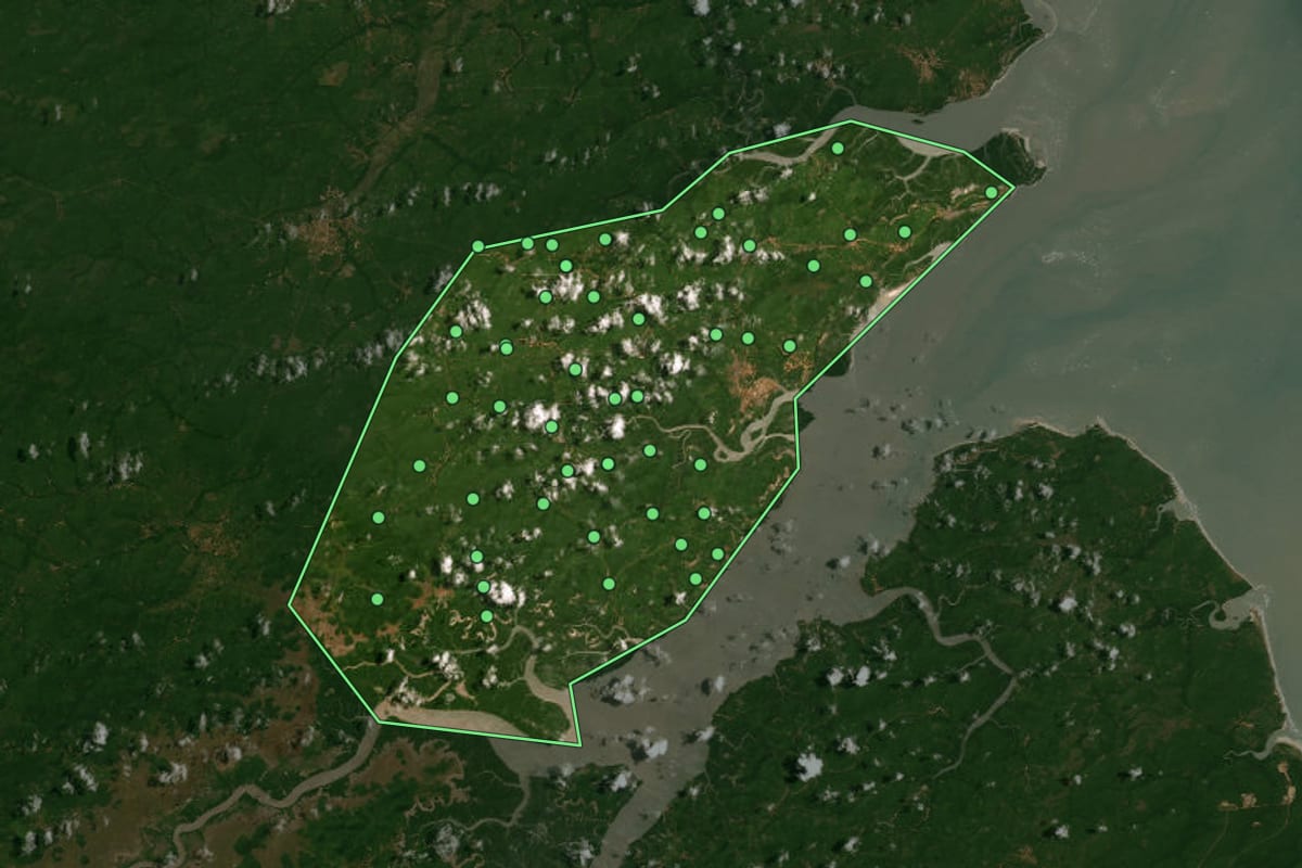 Imagem de satélite de Guimarães (MA), com o contorno do município e a posição dos imóveis desta página.