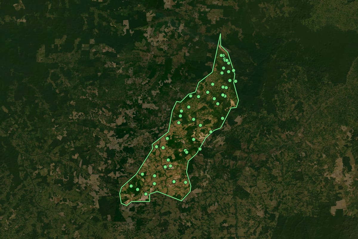 Imagem de satélite de Itinga do Maranhão (MA), com o contorno do município e a posição dos imóveis desta página.