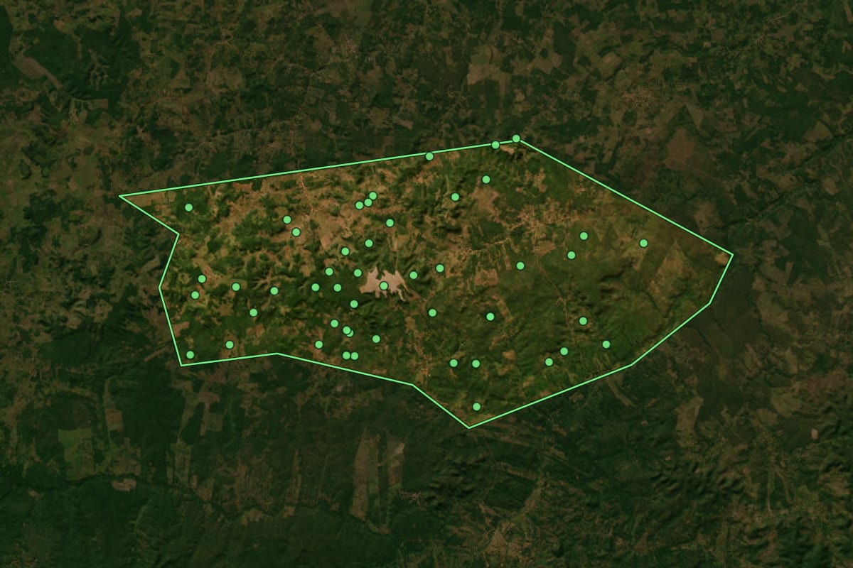 Imagem de satélite de Jatobá (MA), com o contorno do município e a posição dos imóveis desta página.