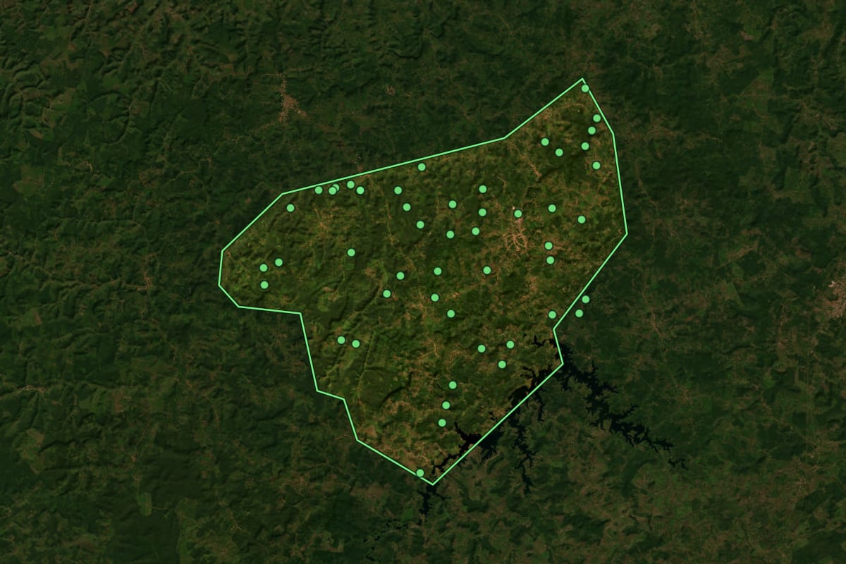 Imagem de satélite de Joselândia (MA), com o contorno do município e a posição dos imóveis desta página.