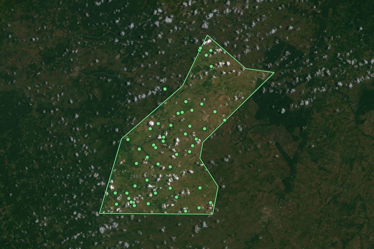 Imagem de satélite de Junco do Maranhão (MA), com o contorno do município e a posição dos imóveis desta página.