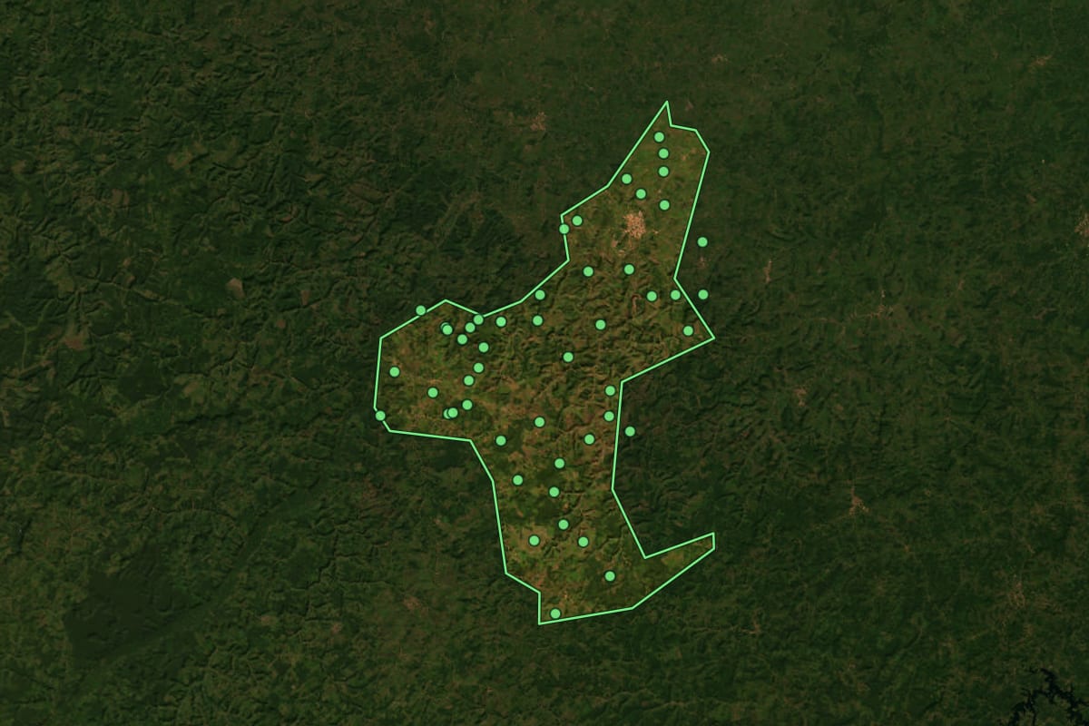 Imagem de satélite de Lago da Pedra (MA), com o contorno do município e a posição dos imóveis desta página.