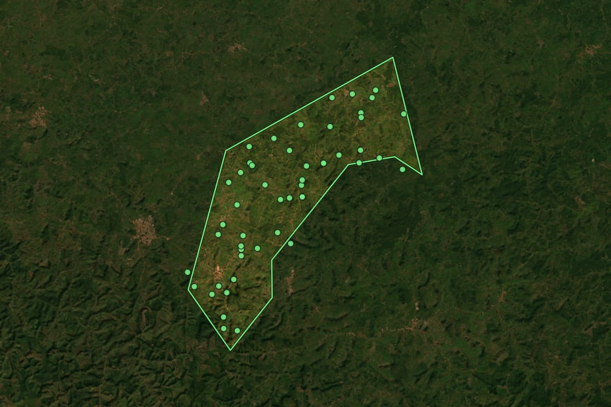 Imagem de satélite de Lago do Junco (MA), com o contorno do município e a posição dos imóveis desta página.