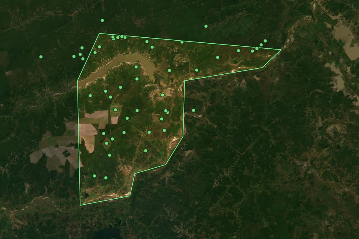 Imagem de satélite de Magalhães de Almeida (MA), com o contorno do município e a posição dos imóveis desta página.