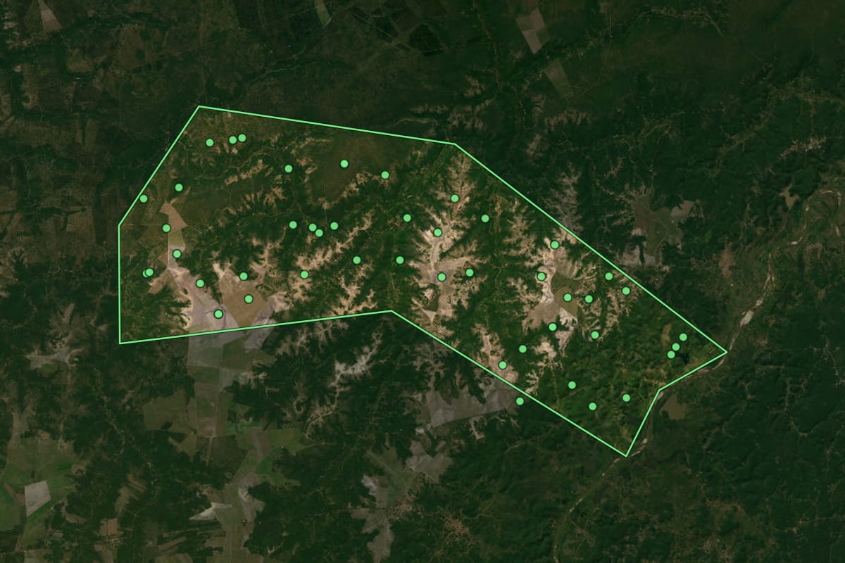 Imagem de satélite de Milagres do Maranhão (MA), com o contorno do município e a posição dos imóveis desta página.