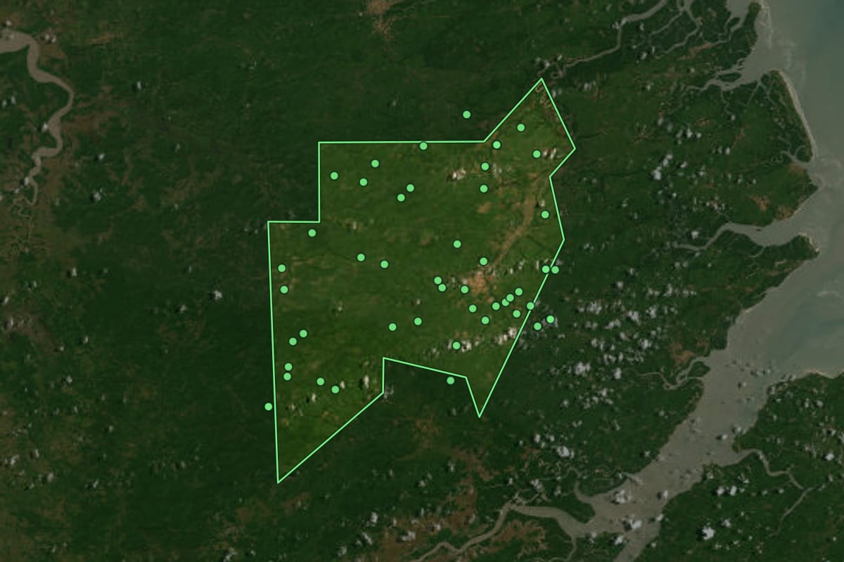 Imagem de satélite de Mirinzal (MA), com o contorno do município e a posição dos imóveis desta página.