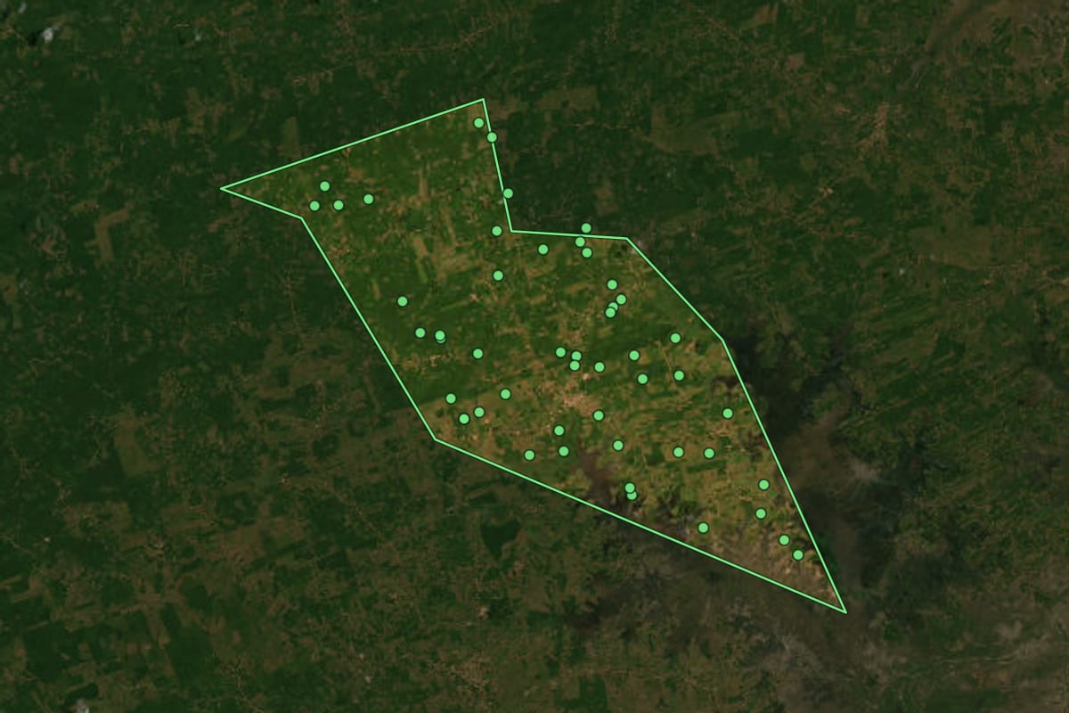 Imagem de satélite de Olinda Nova do Maranhão (MA), com o contorno do município e a posição dos imóveis desta página.