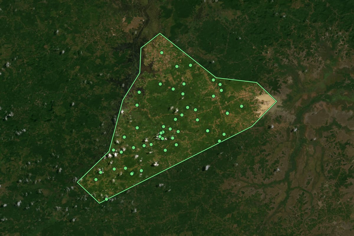 Imagem de satélite de Palmeirândia (MA), com o contorno do município e a posição dos imóveis desta página.