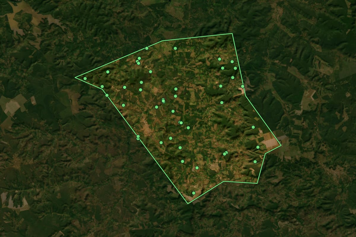 Imagem de satélite de Paraibano (MA), com o contorno do município e a posição dos imóveis desta página.
