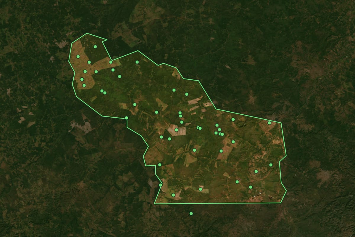 Imagem de satélite de Parnarama (MA), com o contorno do município e a posição dos imóveis desta página.
