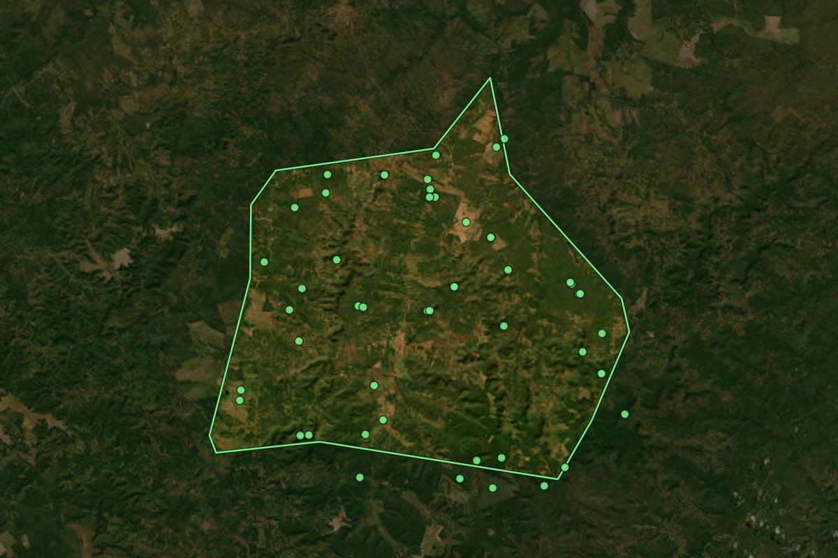 Imagem de satélite de Passagem Franca (MA), com o contorno do município e a posição dos imóveis desta página.