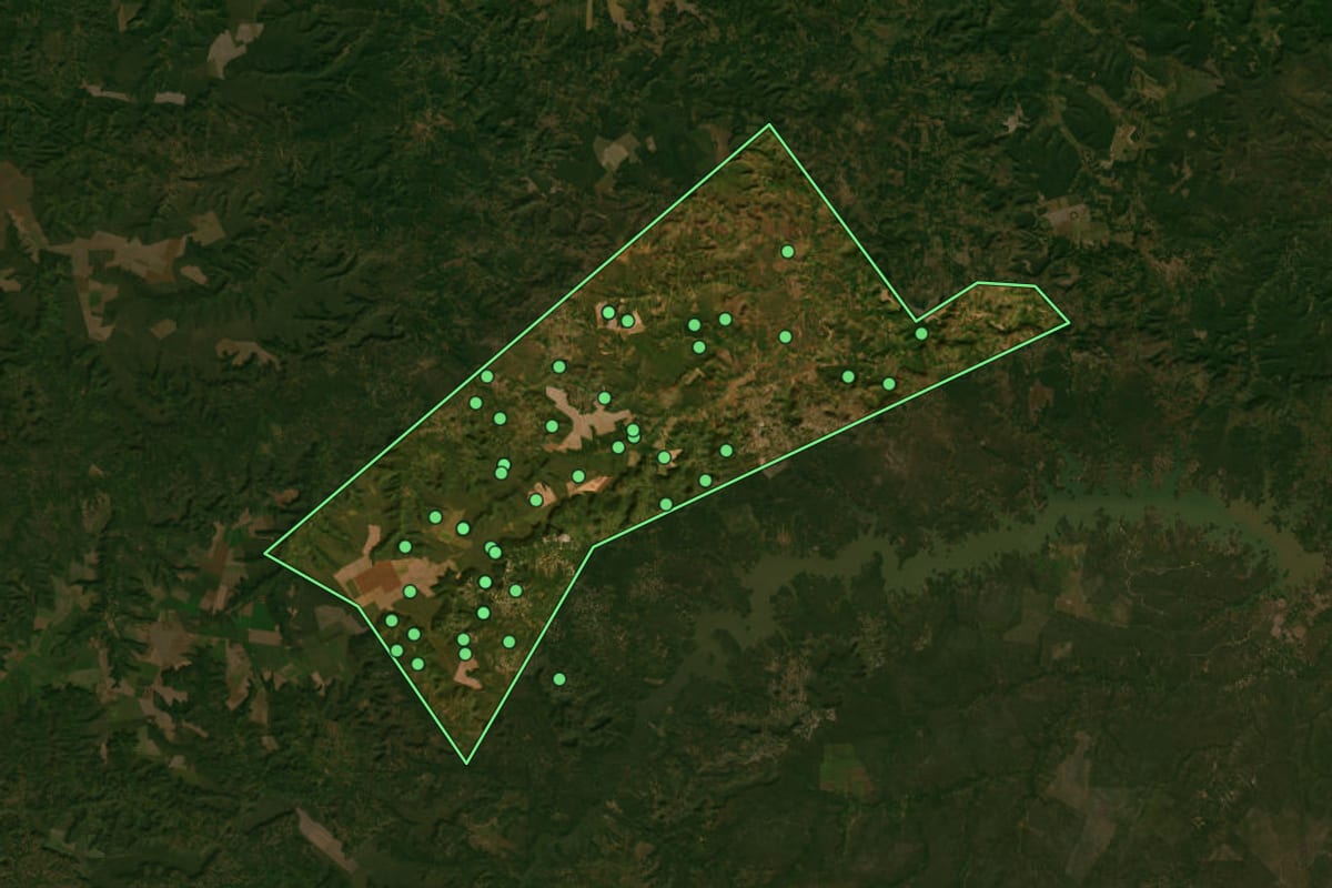 Imagem de satélite de Pastos Bons (MA), com o contorno do município e a posição dos imóveis desta página.