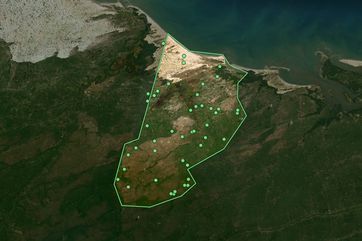 Imagem de satélite de Paulino Neves (MA), com o contorno do município e a posição dos imóveis desta página.