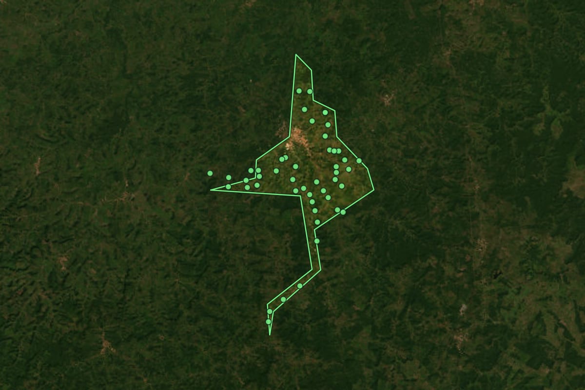 Imagem de satélite de Pedreiras (MA), com o contorno do município e a posição dos imóveis desta página.