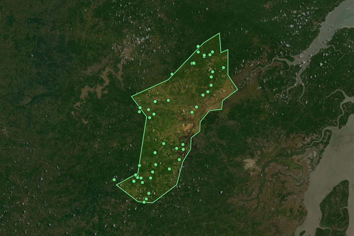 Imagem de satélite de Pinheiro (MA), com o contorno do município e a posição dos imóveis desta página.