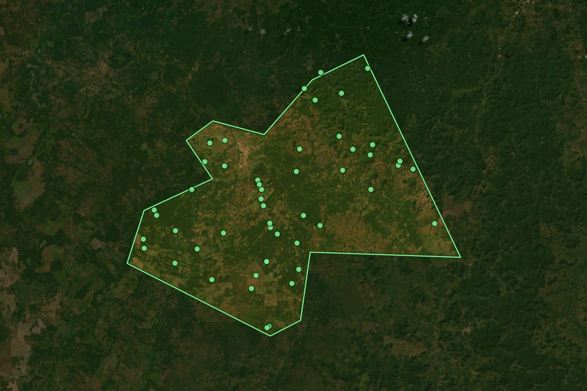 Imagem de satélite de Pirapemas (MA), com o contorno do município e a posição dos imóveis desta página.