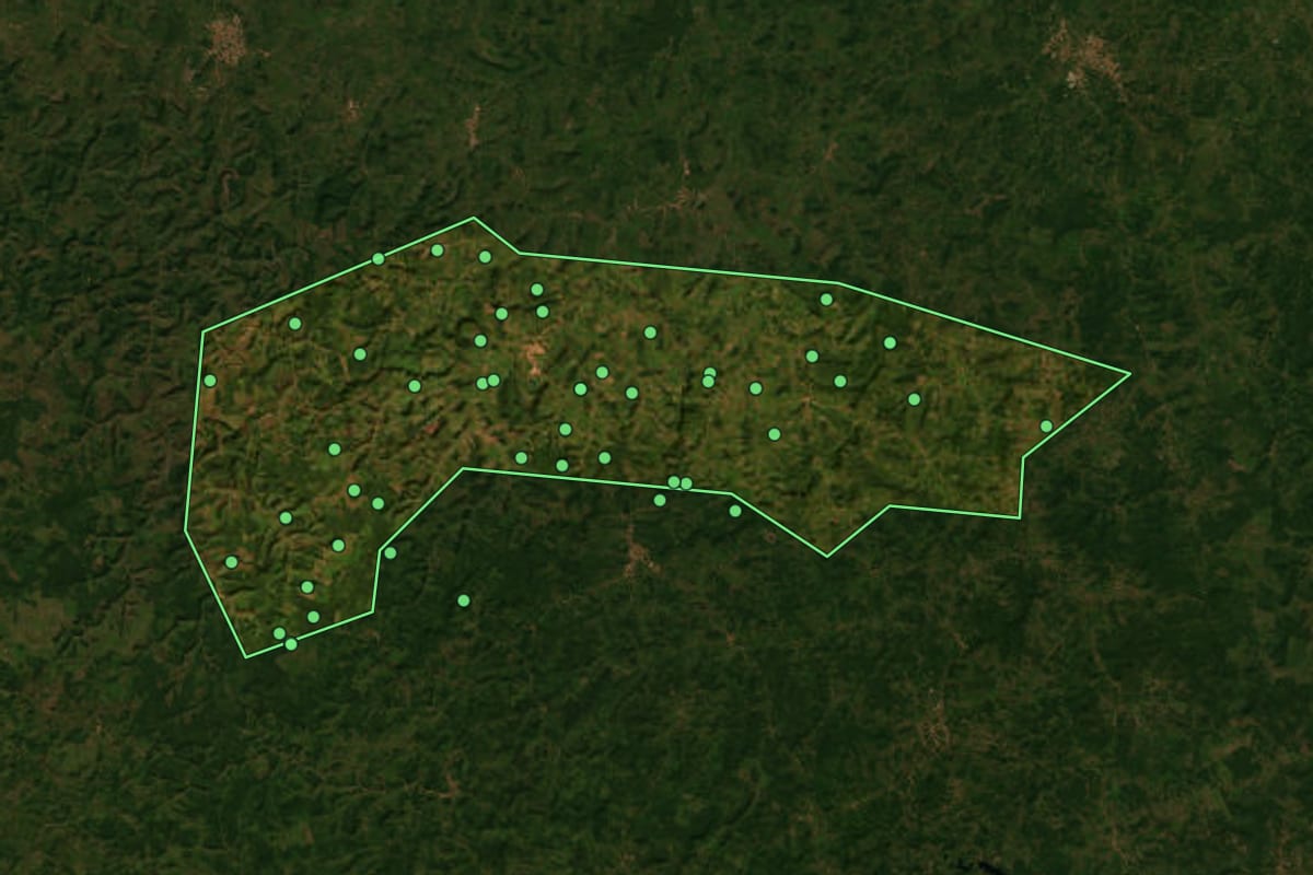 Imagem de satélite de Poção de Pedras (MA), com o contorno do município e a posição dos imóveis desta página.