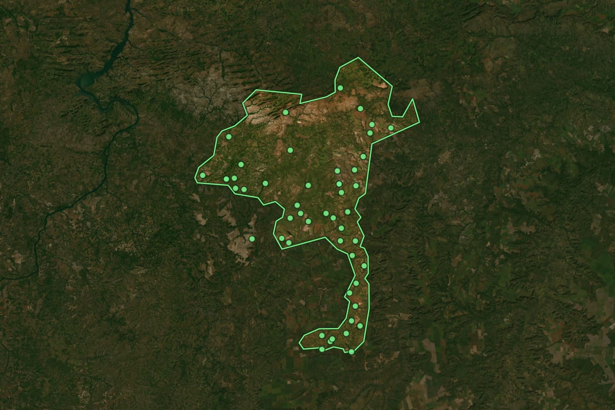 Imagem de satélite de Riachão (MA), com o contorno do município e a posição dos imóveis desta página.