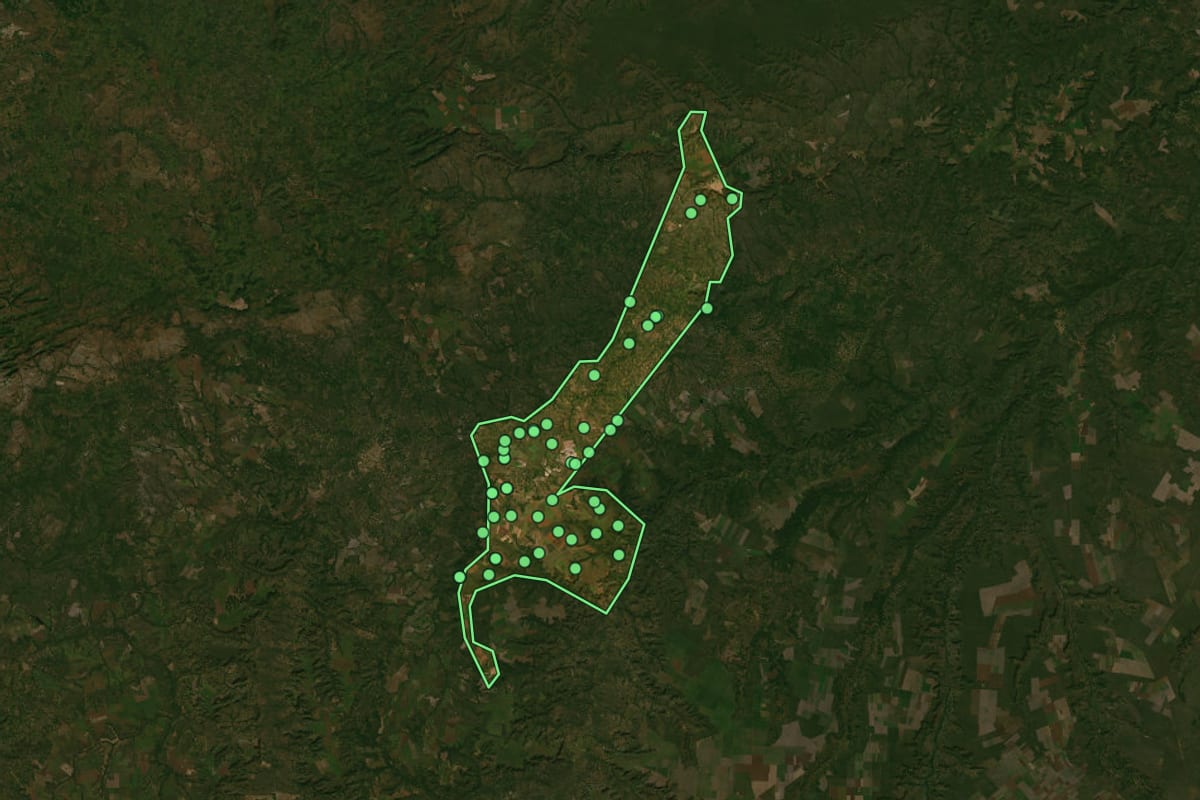 Imagem de satélite de Sambaíba (MA), com o contorno do município e a posição dos imóveis desta página.