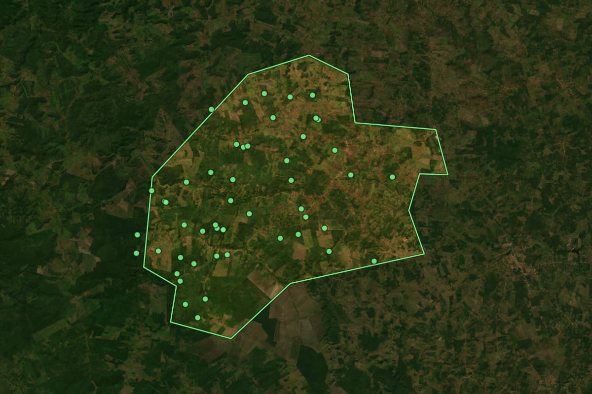 Imagem de satélite de Santa Filomena do Maranhão (MA), com o contorno do município e a posição dos imóveis desta página.
