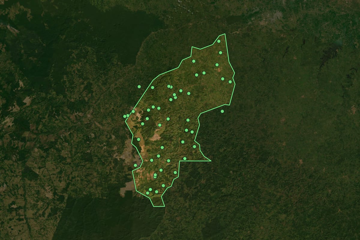 Imagem de satélite de Santa Luzia (MA), com o contorno do município e a posição dos imóveis desta página.