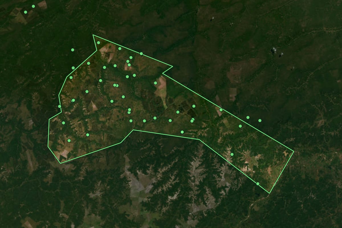 Imagem de satélite de Santa Quitéria do Maranhão (MA), com o contorno do município e a posição dos imóveis desta página.