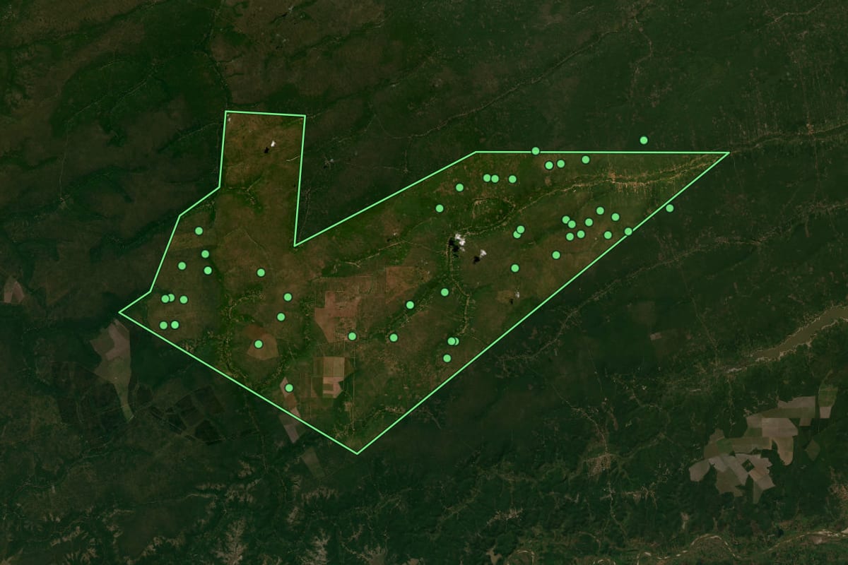 Imagem de satélite de Santana do Maranhão (MA), com o contorno do município e a posição dos imóveis desta página.